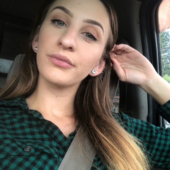 Meet your Posher, Laura - Picture 2 of 3